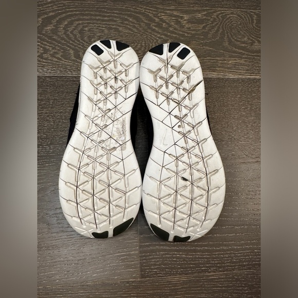 Women’s Nike Free RN Commuter Sneaker - Picture 10 of 11